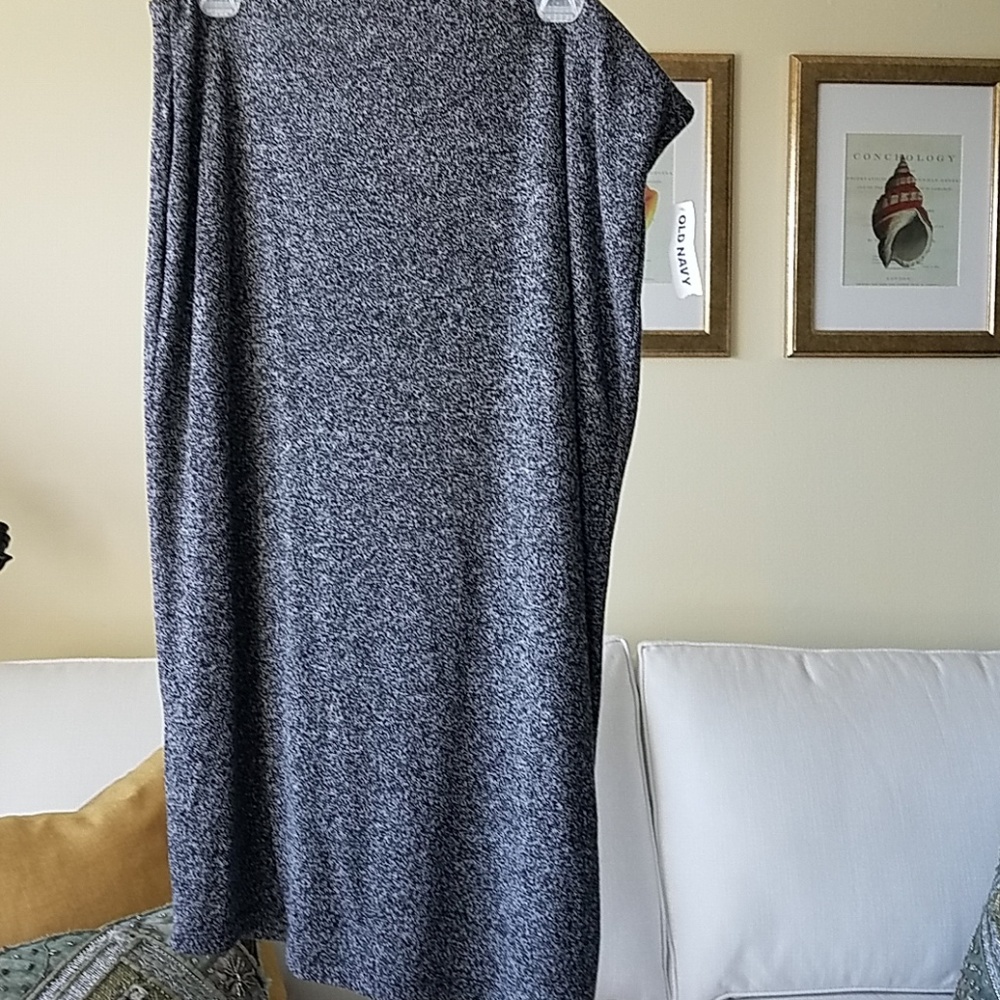 Midi length straight skirt. Stretch fabric